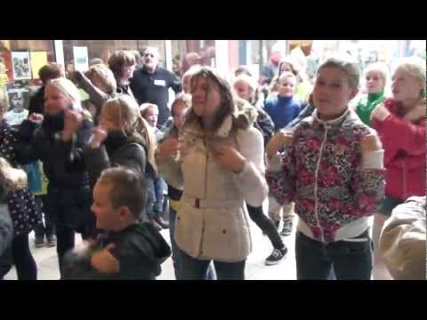 Flashmob Het Drieluik in winkelcentrum De Zilverkamp Huissen