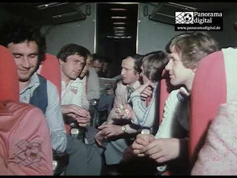 Rückflug aus Malta und Glückwünsche an Joachim Streich zum 300. Tor der Nationalmannschaft,02.04.77