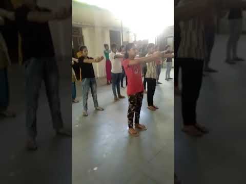वार्मअप हेतु शारीरिक गतिविधियां करती छात्राएं