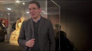 L'abbraccio della coppia di sposi: il restauro dell'urna etrusca