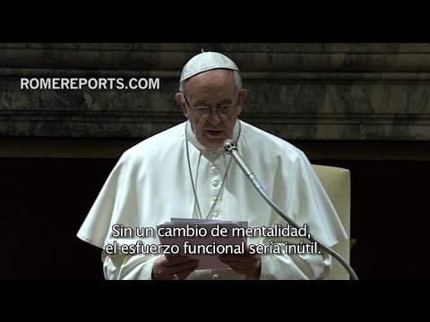 El Papa explica las claves de su reforma durante mensaje de Navidad a la Curia