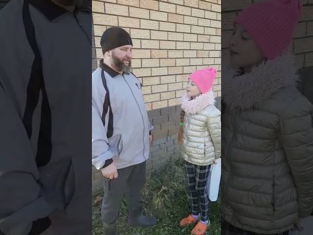 Самарина Серафима поздравляет папу Максима Львовича с Днем отца. Поселок Тургай