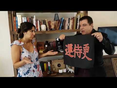 Voir la vidéo BLUFFF - Foulard à change Joker / roi de trefle