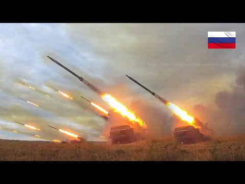 MASSIVES FEUER ‼️ Russische BM-27 Uragan-BM-21 Grad und Tornado MLRS feuern zerstörtes Ziel ab