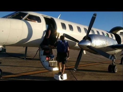 TENSIÓN EN EL VUELO DE RACING: SE ABRIÓ LA PUERTA DEL AVIÓN EN PLENO DESPEGUE