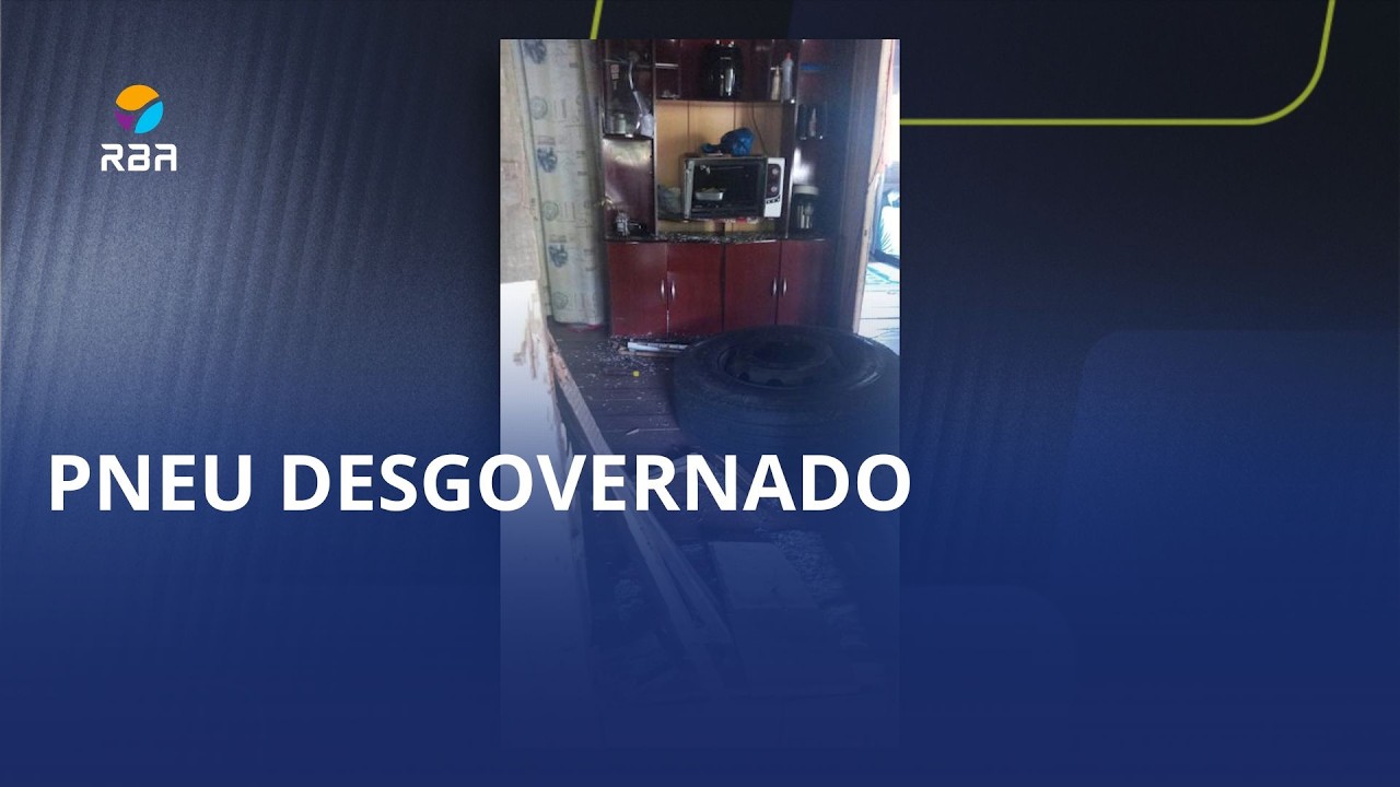 Pneu se solta de caminhão e atinge casa em Ibirama