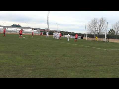 Tiro falta directa de Javi Hernandez. CP SANVICENTEÑO 0 - ATCO. PUEBLONUEVO 3 (17/01/16) Jornada 21ª
