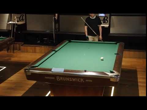 Antonio Lining shoots 10-ball by one hand.