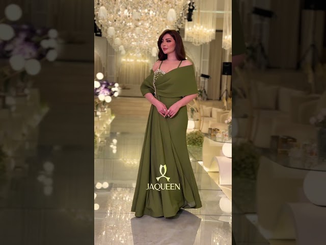 فستان سهرة بتصميم درابيه وتطريز على الصدر