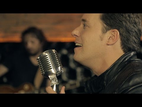 André Valadão - Quando o Mundo Cai ao Meu Redor (Clipe Oficial) - When The World Falls