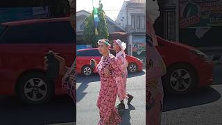 Download lagu lomba karnaval banci viral lucu #lomba17agustus #lomba17an #lombaagustus #barongan mp3