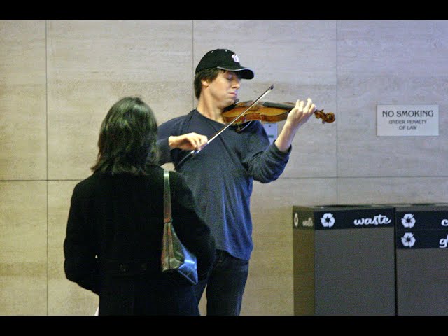 Vídeo relacionado con The Fiddler in the Subway: The Story of the World-Class Violinist Who Played for Handouts. . . And Other Virtuoso Performances by America's Foremost Feature Writer
