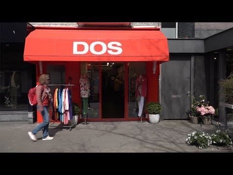 Dorpsrel in Oegstgeest over rood winkeltje