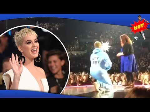 ✅ Beroemde popster deelt podium even met verliefde superfan voor huwelijksaanzoek