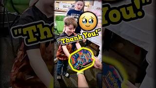 HANDING OUT CHARIZARD TINS TO RANDOM PEOPLE! #pokemon #pokemonshow #charizard #pokemoncards #tcg