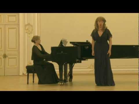 "Ya li v pole da ne travushka byla..." Я ли в поле да не травушка была...