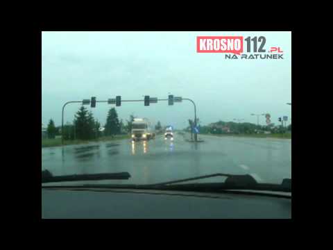 Wjazd na skrzyżowanie Podkarpackiej i Pużaka karetki pogotowia