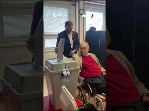 „Tak a je to“. Miloš Zeman bojoval s urnou, nakonec volil Stačilo!