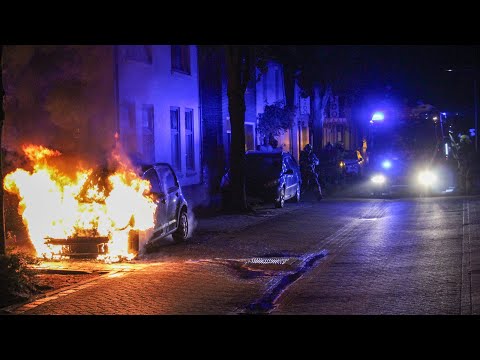 Osse Brandweer komt met spoed ter plaatse bij een autobrand aan de Verlengde Torenstraat in Oss