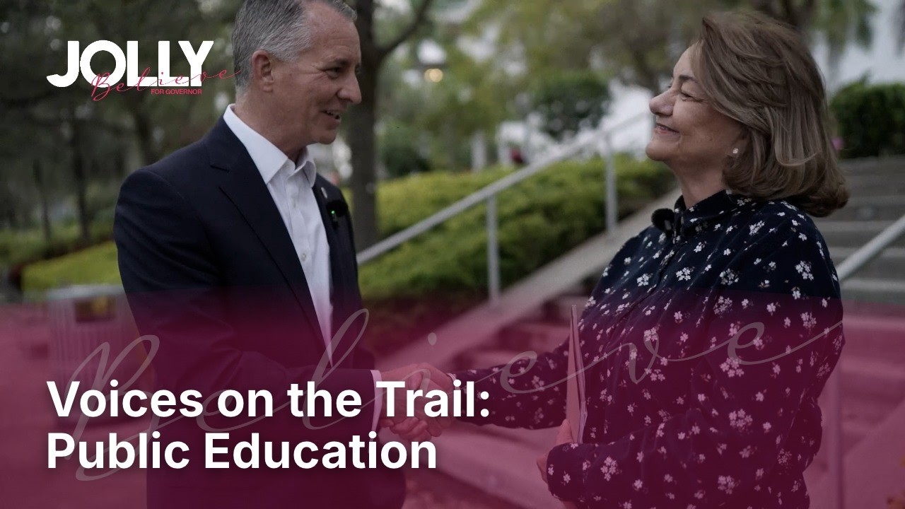 David Jolly conversa con una maestra jubilada de Miami-Dade sobre la educación pública