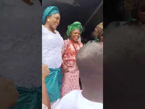 lady evangelist Bisi Alawiye performing life at olanike akilapa sweet Jesus mom burial party