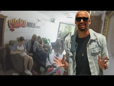 People Try A 7.5 Earthquake Simulator