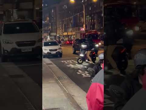 (咆哮片)暴走男馬路失控咆哮飆國罵 還隨機攻擊路過騎士 | 蕃新聞