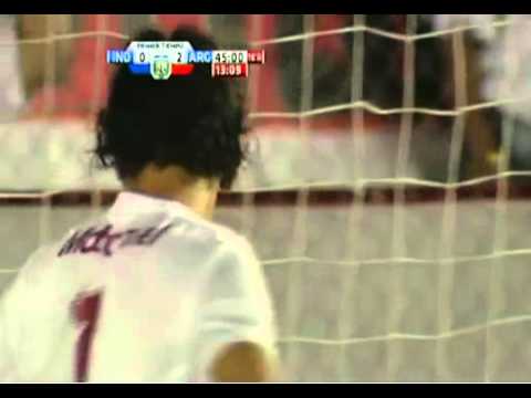 Blooper de Hilario Navarro para el segundo gol de argentinos