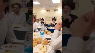 האדמו״ר מפשקאן בעריכת הטיש לרגל יום העצמאות