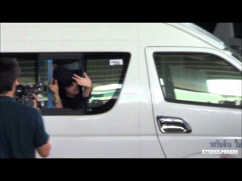 121003 INFINITE Sungyeol at Suvarnabhumi Airport - Waving to Fans