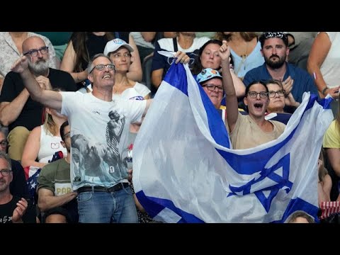 Isreaelische Fußballfans fordern ein Ende des Krieges im Gazastreifen