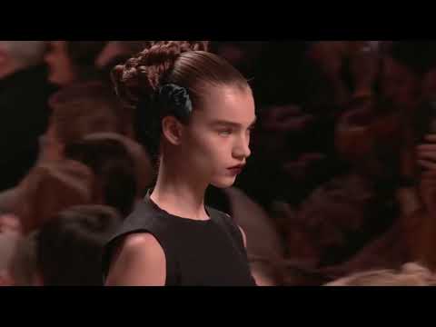 FENDI WOMEN FALL WINTER 2020/21 FASHION SHOW