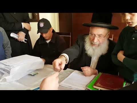 צפו: מכירת חמץ על ידי מרן הרב אשר וייס שליט"א (תשע"ז)