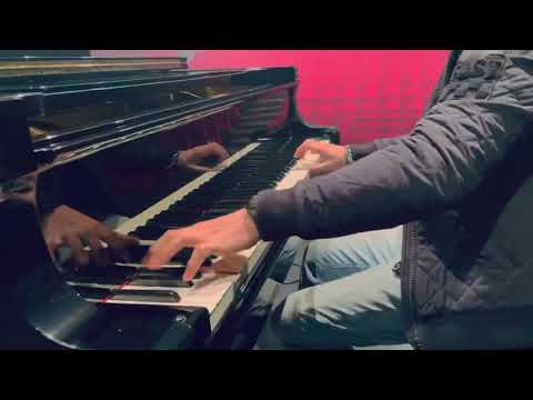 Matthew Lee plays some rock on a great Yamaha C7 piano during the soundcheck (FRANCE 2021)