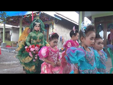 Dengan kawalan dayang dayangnya pengantin cantik bergaun hijau menuju dekorasi pelaminan