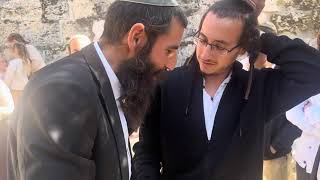 החתן נועם זוכה לברכה מהרב אלישע וולפסון בהר הבית (ישיבת הר הבית) - התמונה מוצגת ישירות מתוך אתר האינטרנט יוטיוב. זכויות היוצרים בתמונה שייכות ליוצרה. קישור קרדיט למקור התוכן נמצא בתוך דף הסרטון