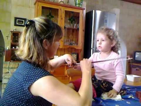 Leila's first violin lesson - Cool Classic Kidz