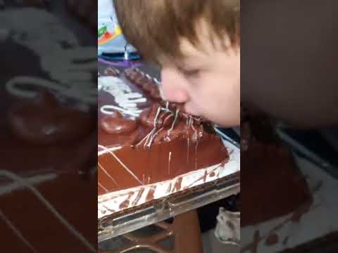 mordiendo el pastel Aron