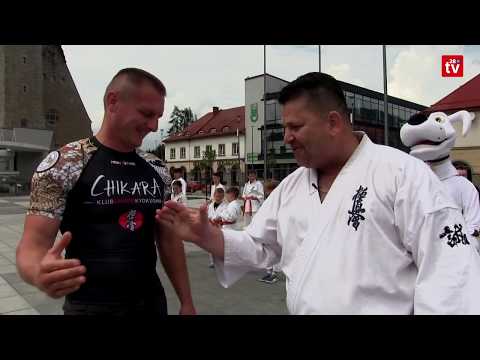 Karatecy pompowali na limanowskim rynku dla chorego Czarusia