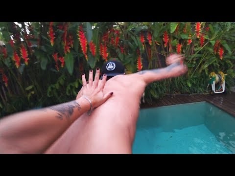 ELA ME EMPURROU NA PISCINA! *traiçoeira*