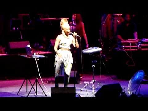 Erykah Badu Live undressing while performing 