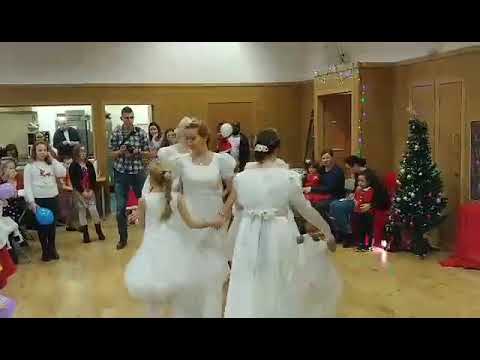 Dzieci i Polonez tańczą poloneza