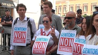 Italien: Kriminalisierung der Leihmutterschaft