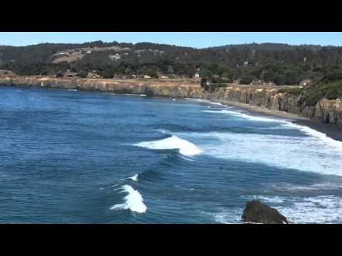 Black Point Beach жағажайындағы серферлердің бүйірлік көрінісі