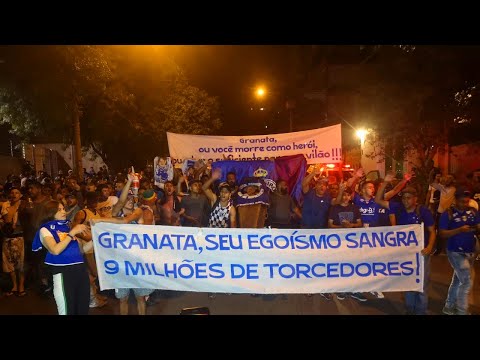 "PROTESTO PEDINDO A RENÚNCIA DA DIRETORIA DO CRUZEIRO!" Barra: Torcida Fanáti-Cruz &bull; Club: Cruzeiro