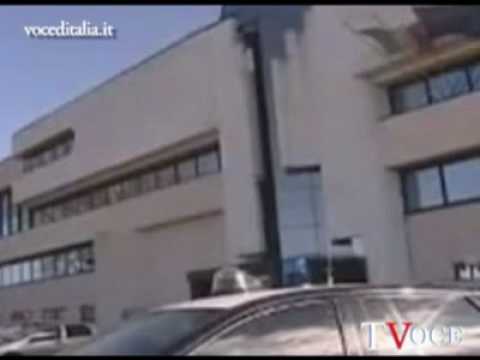 Uccide il padre e lo fa a pezzi