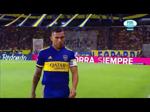 El saludo de Tevez y Maradona con un pico