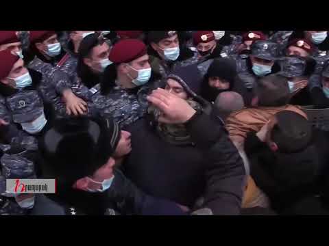 Ցուցարարները փորձում են ներխուժել կառավարության շենք