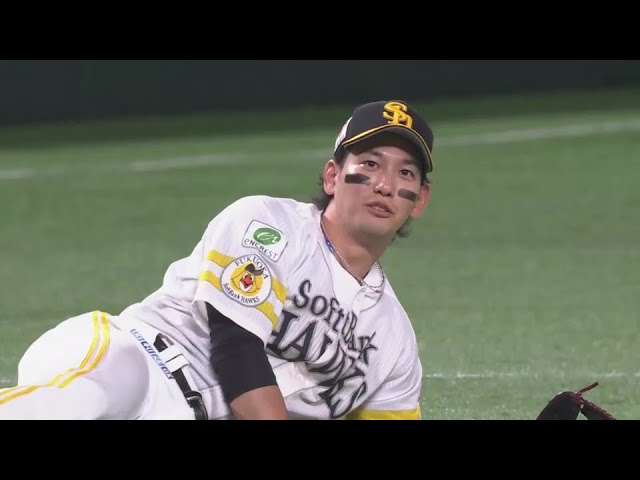 【2回表】寝たままノーバン送球!! ホークス・栗原陵矢がスーパープレーを見せる!! 2024年6月16日 福岡ソフトバンクホークス 対 阪神タイガース