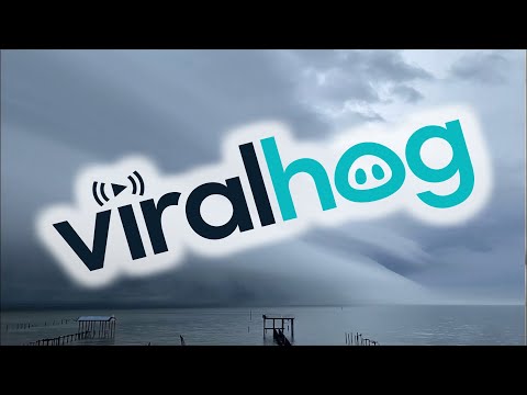 Amazing Shelf Cloud Moves Over Mobile Bay || ViralHog